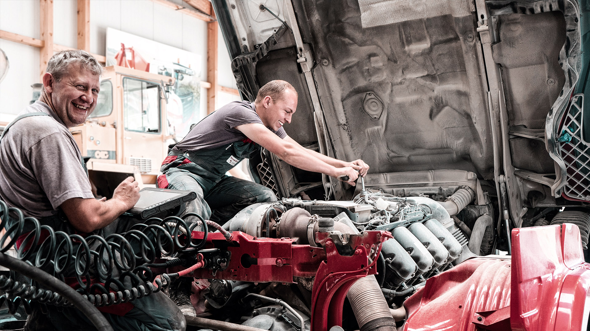 Was Verdient Ein Landmaschinenmechaniker In Der Ausbildung Schneider & Sohn GmbH & Co. KG › Land- & Baumaschinenmechatroniker